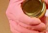 How to easily open a jar with a screw cap with your hands without ruining the lid How to open a closed jar