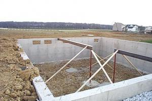 Hiilihapotetun betonin talon suunnittelu: pohjan ominaisuudet, eristys, vedeneristys