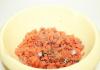 Lezzetli pembe somon balığı pirzola - kremalı sosla tavada ve fırında nasıl pişirileceğini adım adım gösteren bir tarif